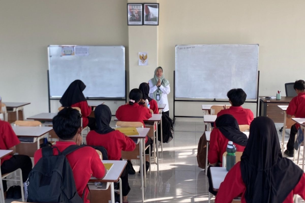 Guru Agama Sekolah Rakyat 21 Surabaya, Mufatiroh, Kamis (16/10/2025).