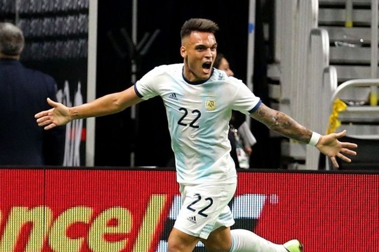 Pemain Timnas Argentina Lautaro Martinez berselebrasi seusai mencetak gol ke gawang Meksiko pada laga persabahatan yang digelar di Alamodome, San Antonio, Texas, 11 September 2019.