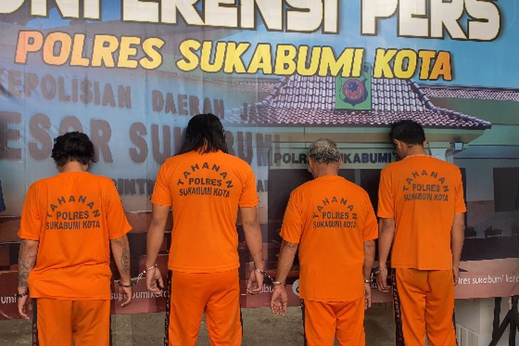 4 tersangka dihadirkan dalam kasus penganiayaan yang menyebabkan kematian, korban bernama Lutfi Fauzi Hadil (37 tahun), para tersangka yang mengenakan pakaian tahanan itu terancam hukuman 12 tahun penjara