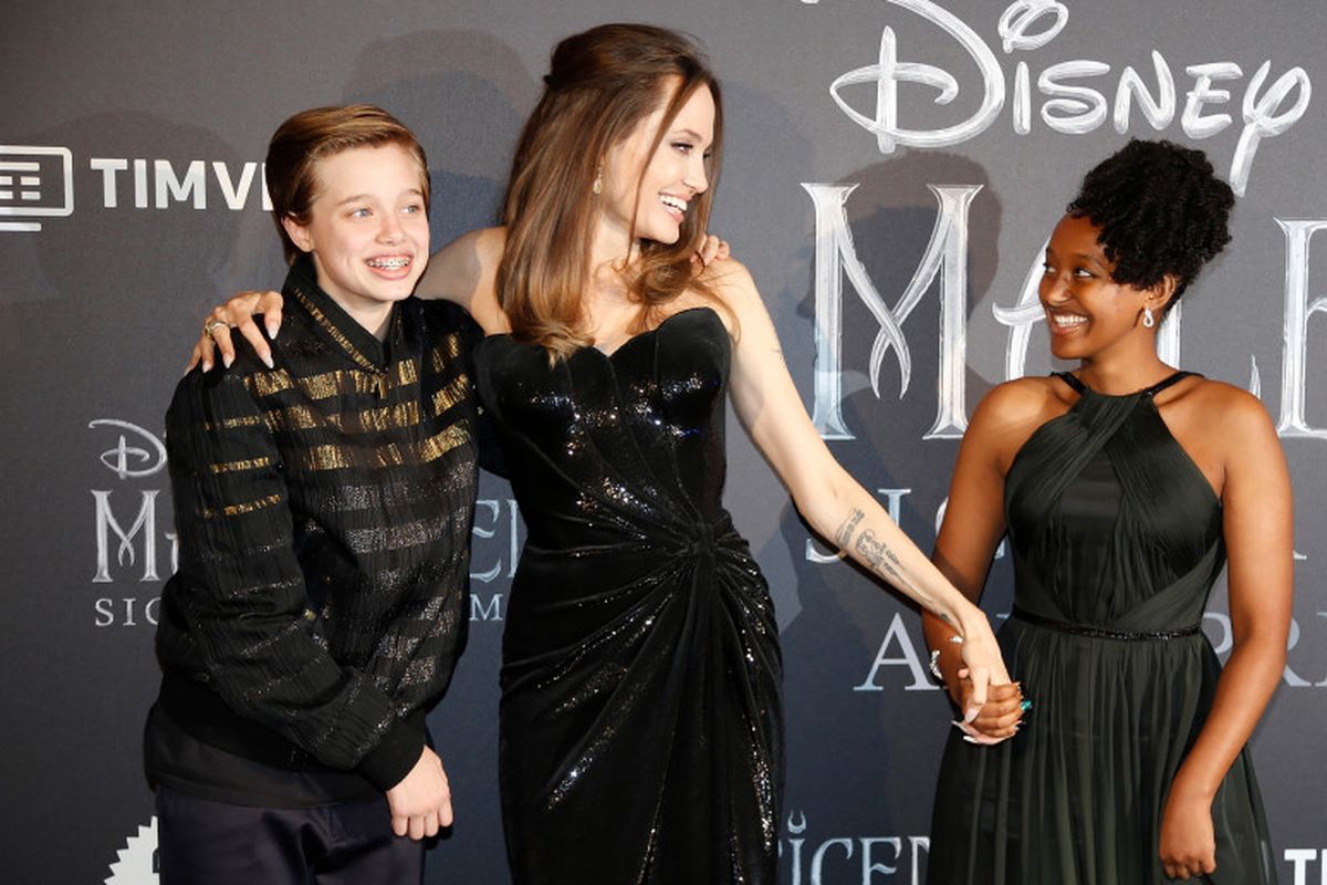 Angelina Jolie (tengah) bersama kedua anaknya, Shiloh (kiri) dan Zahara (kanan).