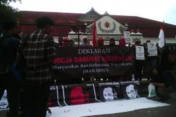 Massa Makaryo bersama beberapa organisasi di DIY saat mengelar aksi di depan Keraton Yogya