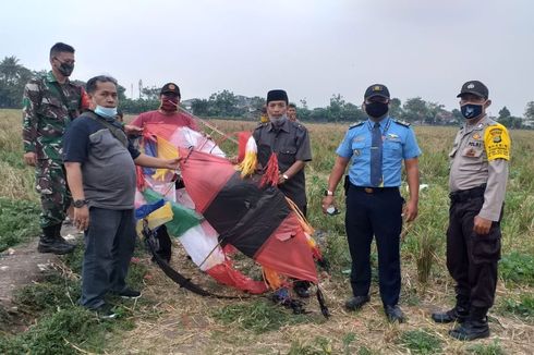 Kurang Hiburan di Masa Pandemi, Masyarakat Terbangkan Layangan di Sekitar Bandara Soetta