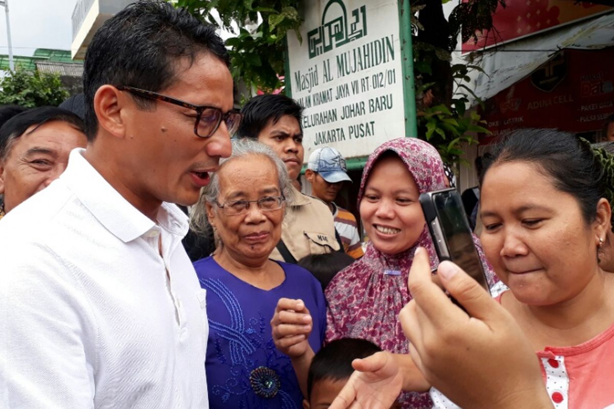 Calon wakil gubernur DKI Sandiaga Uno berkampanye di kawasan RW 02 Jalan Kramat Raya Baru, Johar Baru, Jakarta Pusat. Jumat (31/3/2017)