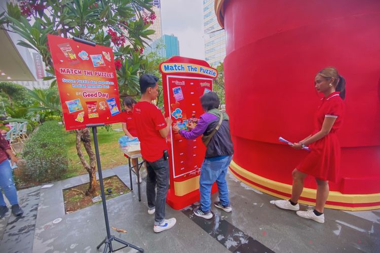 Pengunjung berkesempatan mendapatkan official merchandise Good Day Pok&eacute;mon dengan bermain game Match the Puzzle. 
