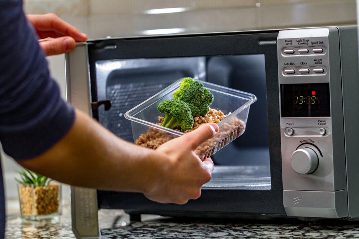 Ilustrasi microwave, perangkat atau alat masak canggih yang memudahkan siapapun memasak atau memanaskan makanan dalam plastik.