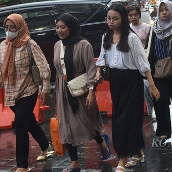 Pekerja pulang dari kantor di Jalan Embong Malang, Surabaya, Senin (26/2/2024). Saat ini, sebagian besar kelas menengah usia 17-40 tahun kerepotan mengatur pengeluaran.