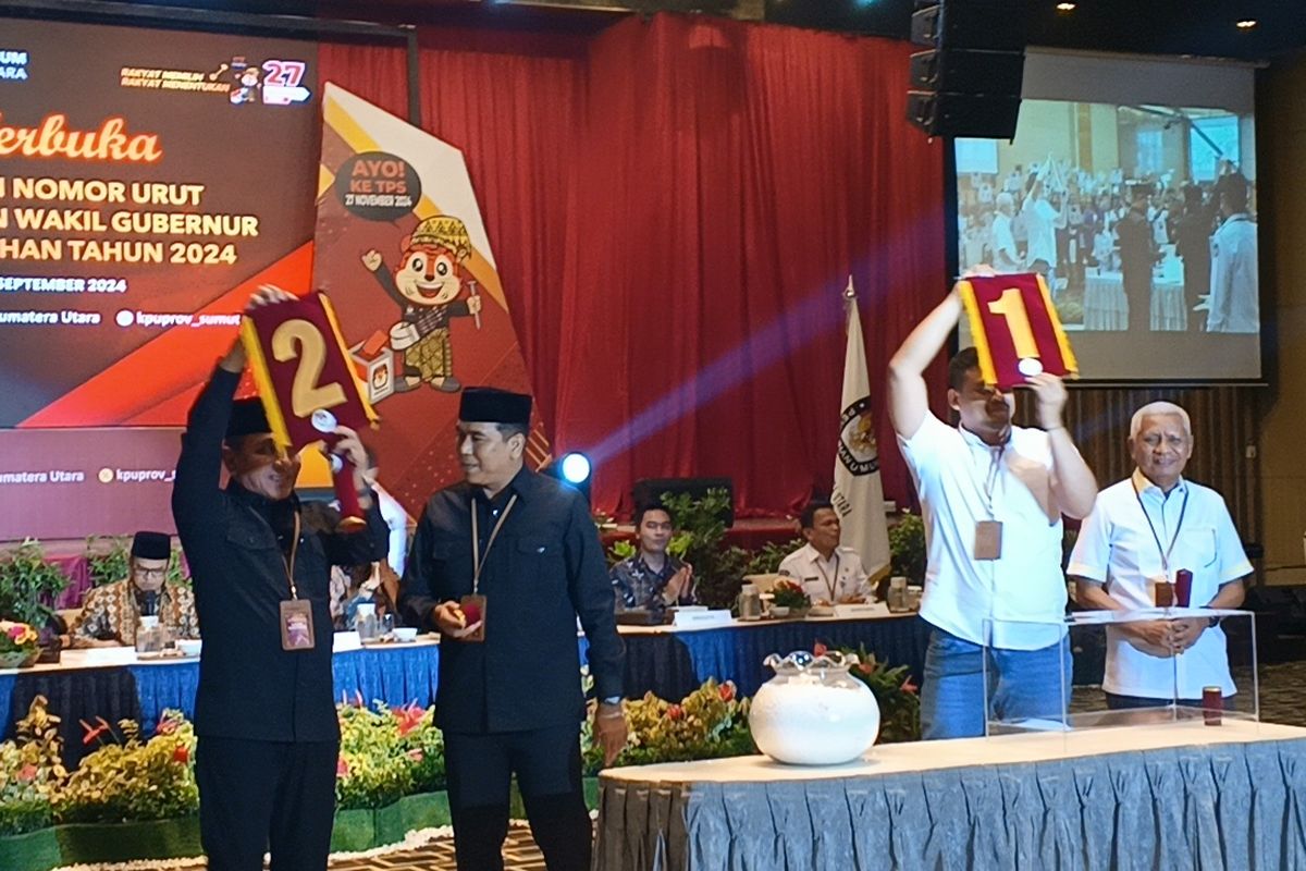 Paslon Gubernur Sumut Bobby-Surya saat menunjukan nomor urut 1 dan lawannya Edy-Hasan menunjukan nomor urut 2 saat proses pengundian  nomor Paslon di Pilkada Sumut di Hotel Grand Mercure, Medan Senin (23/9/2024