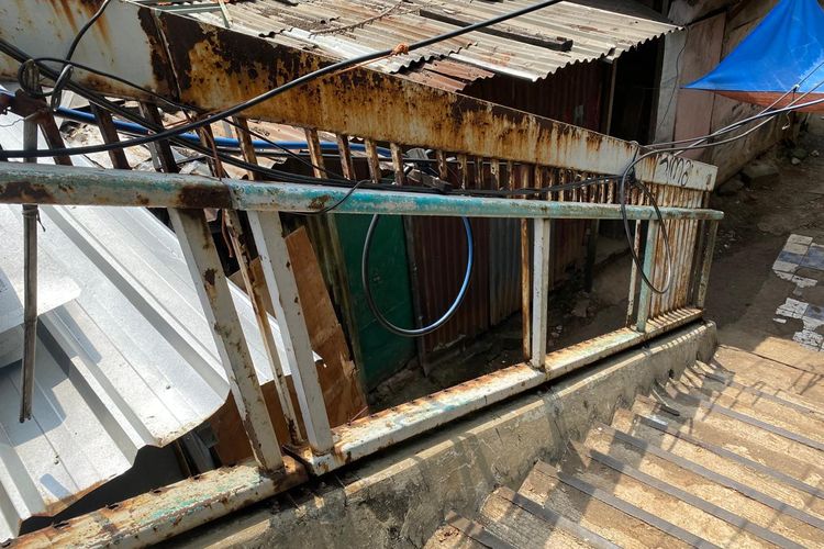 Warga Sangsi Besi JPO Cawang Kompor Hilang Dicuri sebab Kondisinya Usang