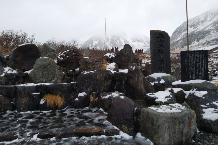 Menikmati salju di Murodo, Tateyama, Jepang