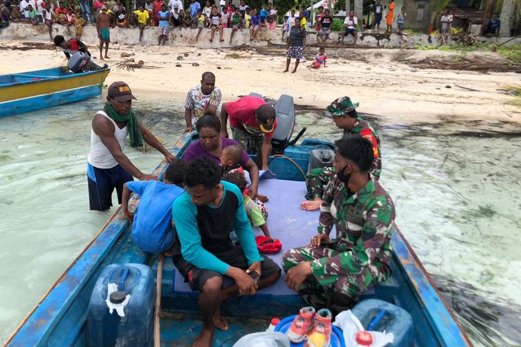 Anggota Babinsa saat evakuasi nelayan dari pulau Ayau ke Sorong