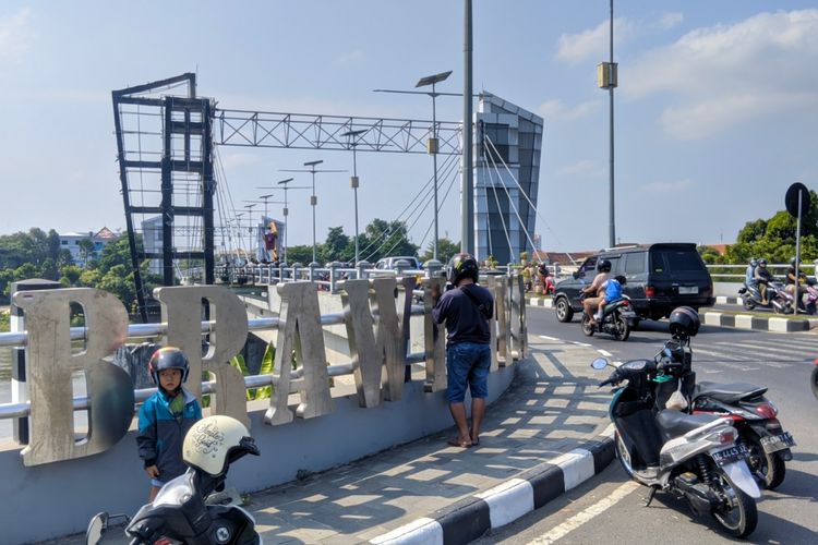 Salah satu ornamen pilar jembatan Brawijaya di Kota Kediri, Jawa Timur nampak hangus usai terbakar, Senin (10/6/2024).