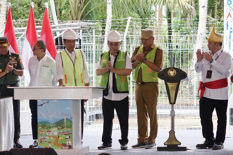 Presiden Joko Widodo dan Menteri Komunikasi dan Informatika Budi Arie Setiadi saat meresmikan Stasiun Bumi Satelit Republik Indonesia (SATRIA)-1 dan Proyek Base Transceiver Station (BTS) 4G di Desa Bowombaru Utara, Kecamatan Melonguane, Kabupaten Kepulauan Talaud, Sulawesi Utara, Kamis (28/12/2023).