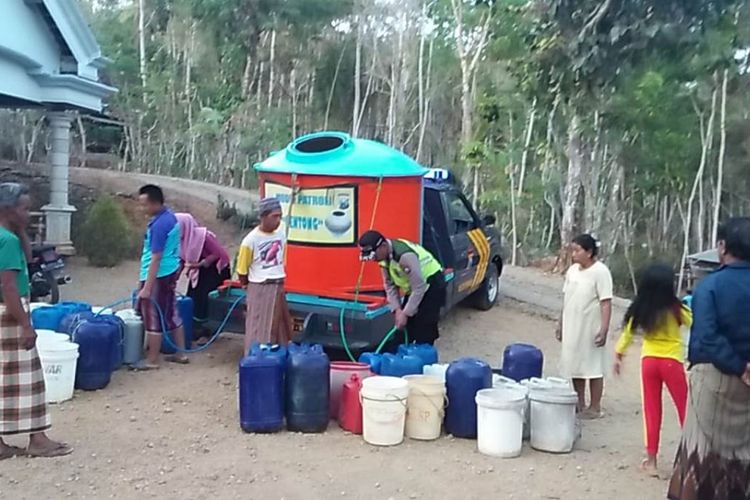 Salah satu mobil patroli yakni polsek Dongko yang digunakan untuk mendistribusikan air bersih terhadap warga yang terdampak kekeringan, di wilayah Trenggalek, Jawa Timur, Rabu  (16/10/2019). 