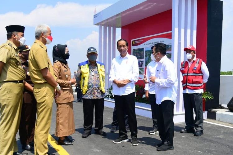 Presiden Jokowi didampingi sejumlah pejabat kementerian dan daerah saat peresmian Jalingkut Tegal- Brebes, Jawa Tengah, Rabu (13/4/2022). (Dok. Biro Pers Sekretariat Presiden)