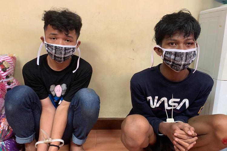 Dua remaja yang ditangkap saat hendak tawuran di Tambora, Jakarta Barat, Sabtu (11/7/2020)