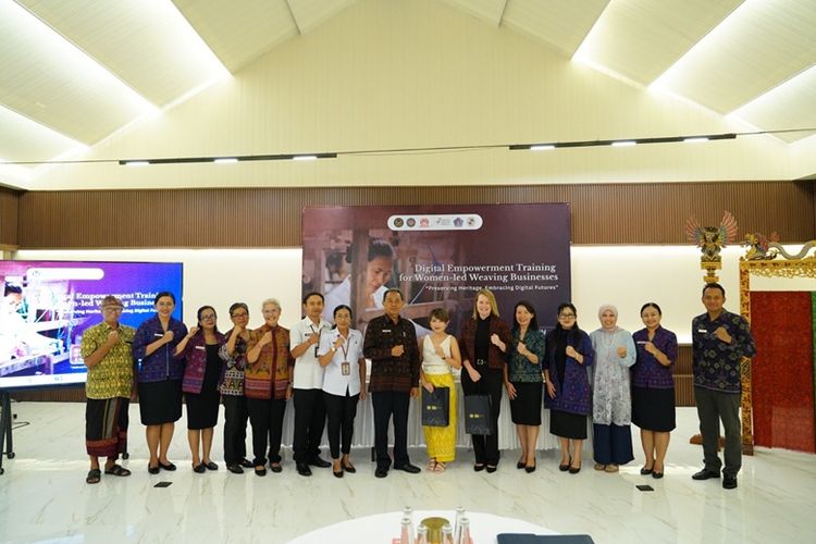 Perwakilan Politeknik Pariwisata Bali, Griffith University Australia, dan mitra program berfoto bersama di sela kegiatan Digital Empowerment Training for Women-led Weaving Businesses. 