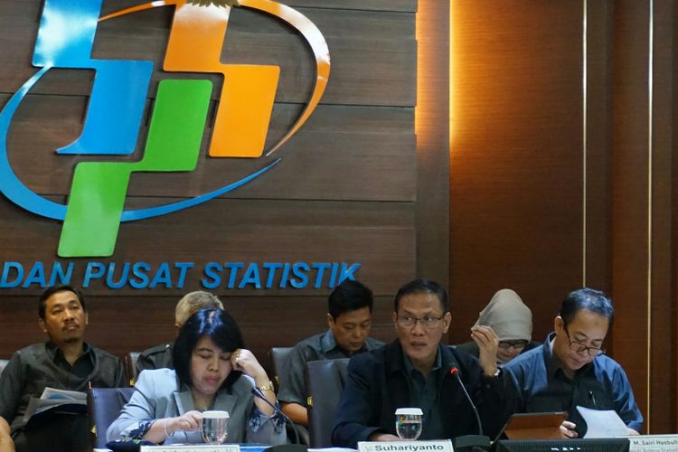 Konfrensi pers Badan Pusat Statistik (BPS) terkait pertumbuhan ekonomi Indonesia pada kuartal III 2017 oleh Kepala BPS Kecuk Suhariyanto (tengah) di Kantor Pusat BPS, Jakarta, Senin (6/11/2017).