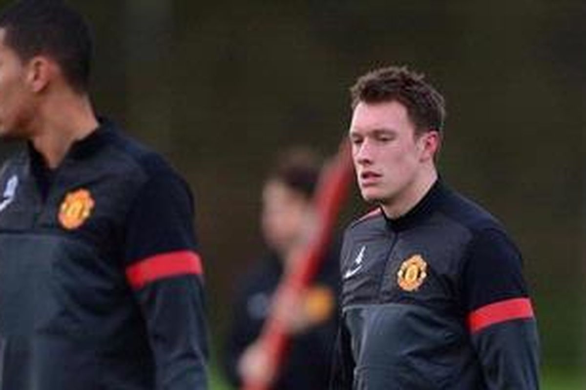 Bek Manchester United, Phil Jones (kanan), pada sesi latihan di Carrington, Senin (19/11/2012). 