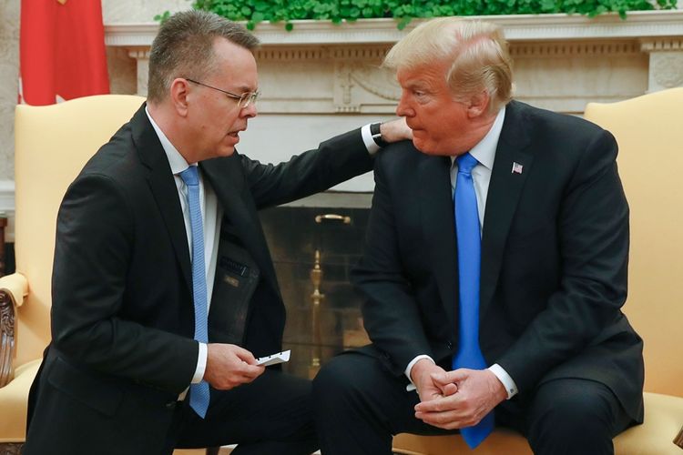 Pendeta Andrew Brunson (kiri) mendoakan Presiden AS Donald Trump saat keduanya bertemu di ruang kerja presiden di Gedung Putih, Sabtu (13/10/2018).