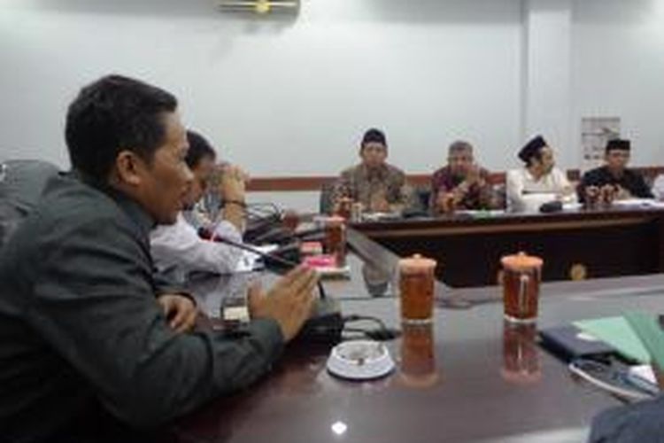 Komisi D DPRD Kabupaten Jember, Jawa Timur, Senin (09/02/2015), menerima perwakilan Gerakan Pemuda Ansor, dan Majelis Ulama Indonesia (MUI). 