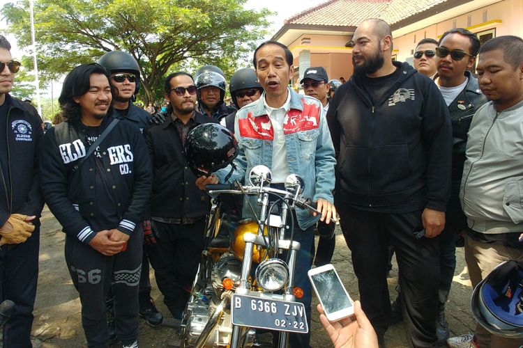 Presiden Joko Widodo menjajal motor Chopper di Sukabumi, Minggu (8/4/2018).