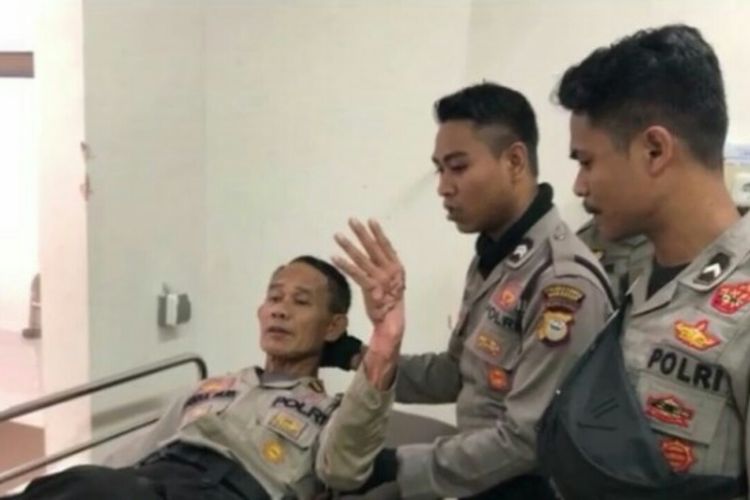 Kanit Sabhara Polsekta Panakukang, Iptu Abdul Muis menderita luka bakar saat mengawal aksi demonstrasi mahasiswa di depan kantor Direktorat Lalulintas Polda Sulsel, Kamis (14/3/2019).