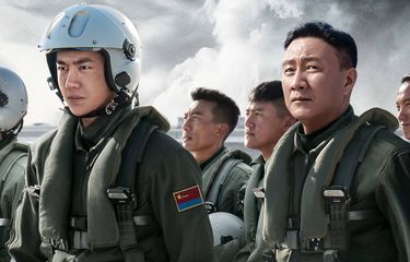 Poster film Born to Fly yang dibintangi Wang Yibo dan Hu Jun.