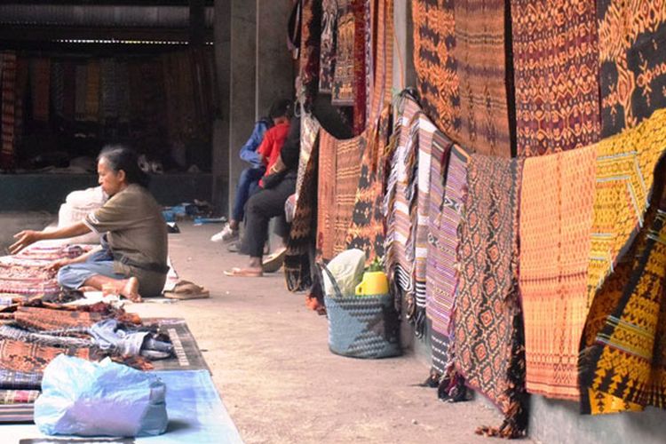 Penjual kain tenun asal Kecamatan Mapitara di Pasar Alok, Maumere, Kabupaten Sikka, Nusa Tenggara Timur, Selasa (9/4/2019).