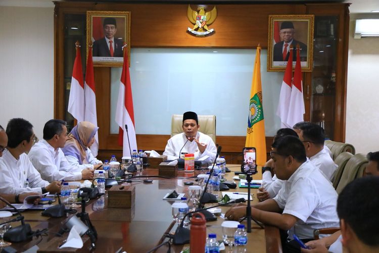 Penjabat (Pj) Wali Kota (Walkot) Tangerang Nurdin saat memimpin rapat koordinasi untuk membahas redistribusi fasilitas sosial dan umum yang ada di wilayah Kota Tangerang, Jumat (19/4/2024)