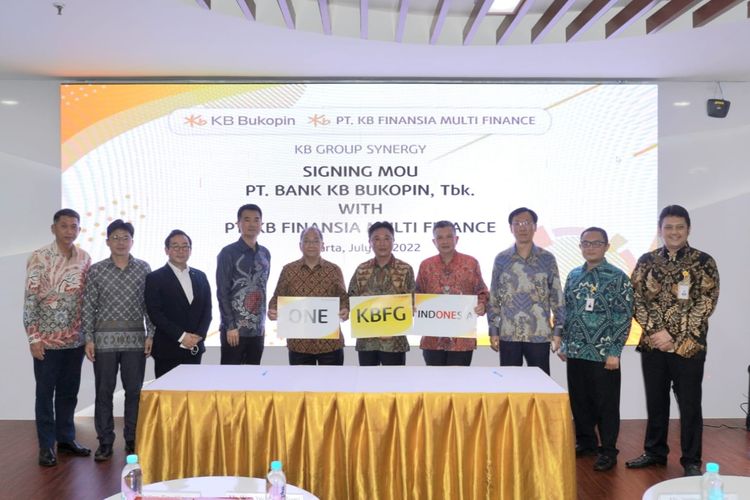 Bank KB Bukopin melakukan penandatanganan nota kesepahaman dengan KB Finansia Multi Finance (FMF) di Jakarta, Jumat (15/7/2022). 