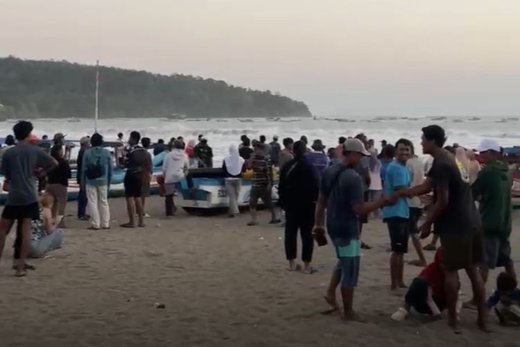 Perahu Nelayan Terbalik Dihantam Gelombang di Pangandaran, Satu Nelayan Hilang