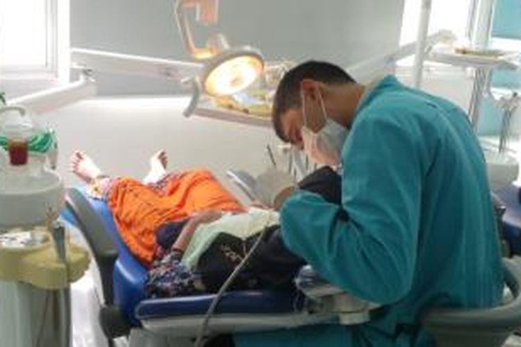 Seorang warga menjalani pemeriksaan dan pengobatan gigi gratis dalam rangka Bulan Kesehatan Gigi Nasional 2014 di Rumah Sakit Gigi dan Mulut Universitas Indonesia, Salemba, Jakarta, Senin (13/10/2014).