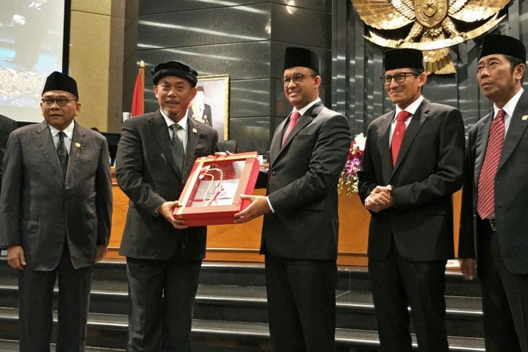 Gubernur DKI Jakarta Anies Baswedan menyerahkan teks pidato penyampaian visi dan misi gubernur dan wakil gubernur periode 2017-2022 kepada Ketua DPRD DKI Jakarta Prasetio Edi Marsudi dalam rapat paripurna DPRD DKI Jakarta, Rabu (15/11/2017).