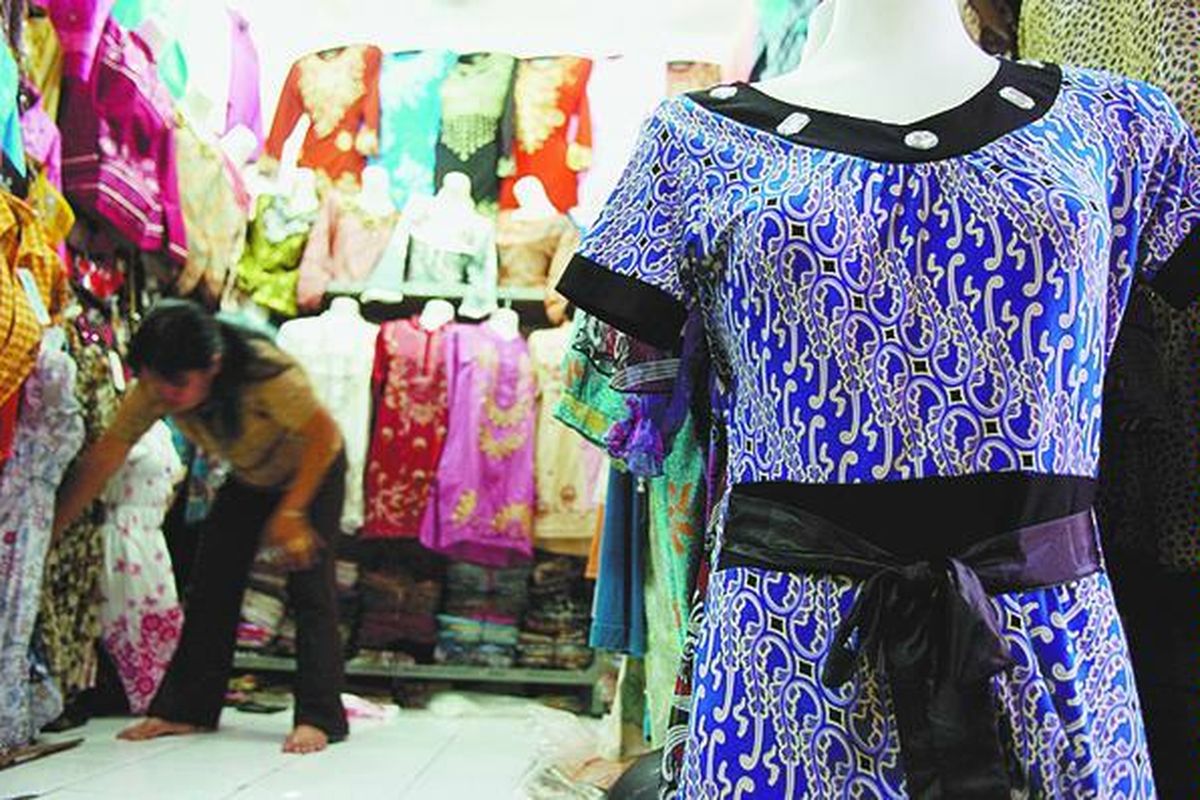 Batik asal China semakin banyak merambah pasar Indonesia, seperti di Pasar Johar, Semarang, Jawa Tengah, Senin (15/9). Harga batik china lebih murah daripada batik lokal sehingga lambat laun bisa menggerus batik tradisional yang merupakan kekayaan budaya bangsa.  