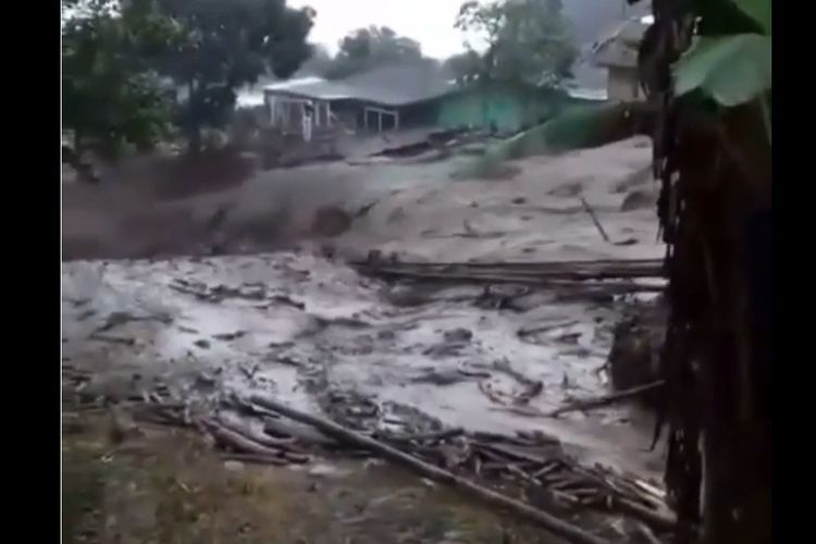 Tangkapan layar video banjir bandang di Desa Tugu Selatan, kawasan Puncak Bogor, pada Selasa (19/01/2021), dekat areal kebun teh PTPN VIII. 