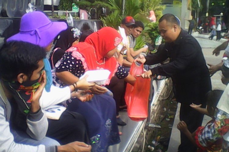 Pengungsi Rohingya di Makassar berdemonstrasi di depan Menara Bosowa  dan mendapat makanan dus dari orang-orang Makassar yang simpatik, Rabu (26/7/2017).