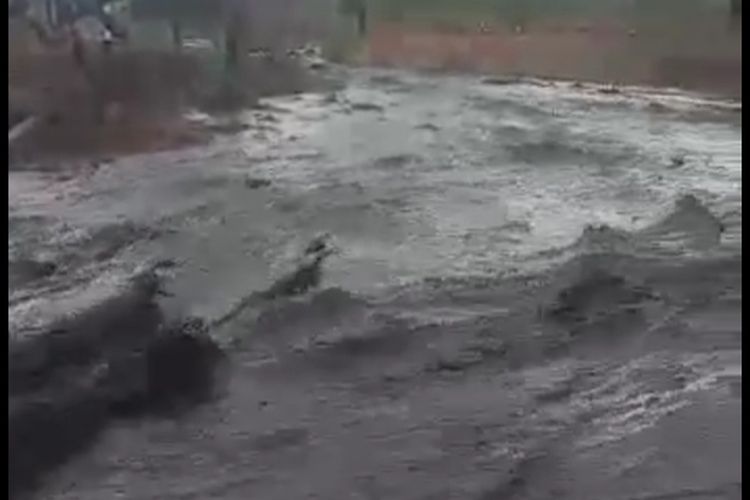 Foto : Banjir lahan dingin yang keluar dari gunung api Ile Lewotolok menerjang dua desa di Kecamatan Ile Ape timur, Kabupaten Lembata, NTT, Minggu (6/12/2020.