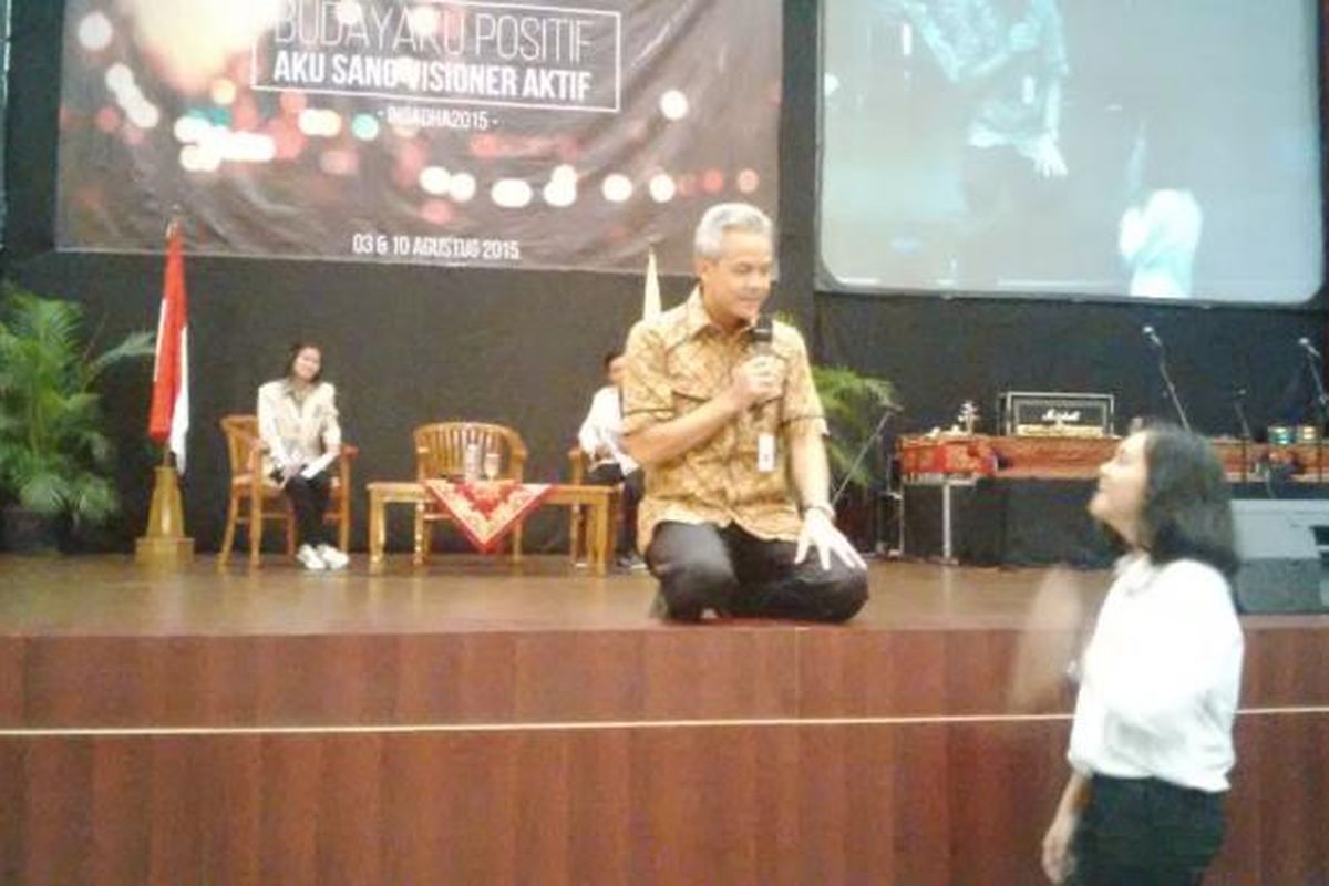 Ganjar Pranowo saat berdialog dengan mahasiswa baru Universitas Sanata Dharma (USD) Yogyakarta