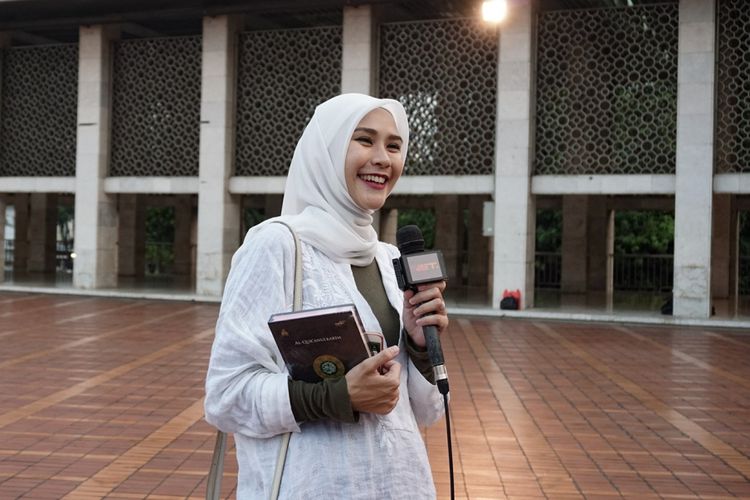 Artis peran Zaskia Adya Mecca saat ditemui di acara Gerakan Nasional Mencintai Al-Quran di Masjid Istiqlal, Jakarta Pusat, Senin (4/6/2018).