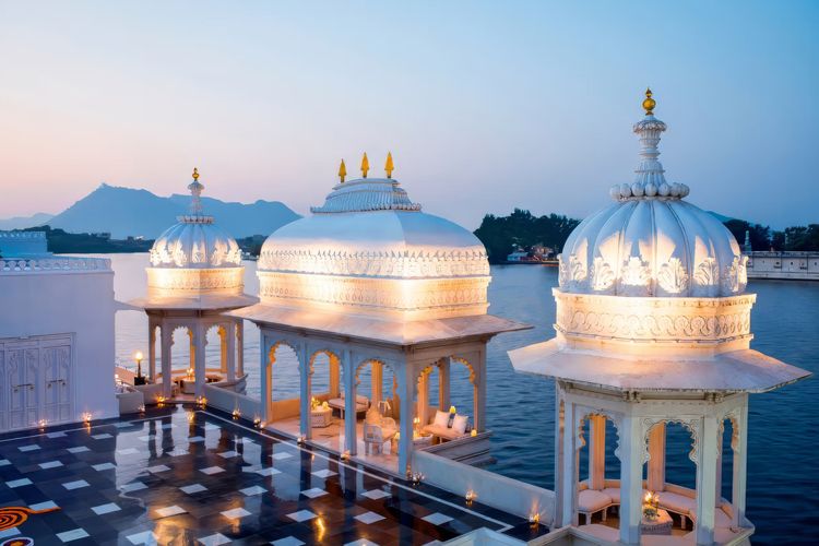 Ilustrasi Taj Lake Palace, Udaipur di India. Berikut hotel bersejarah terbaik dunia 2026, dari istana kerajaan hingga bekas biara kuno.