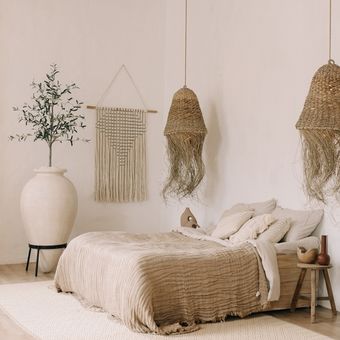 Ilustrasi kamar tidur bergaya boho minimalis. 