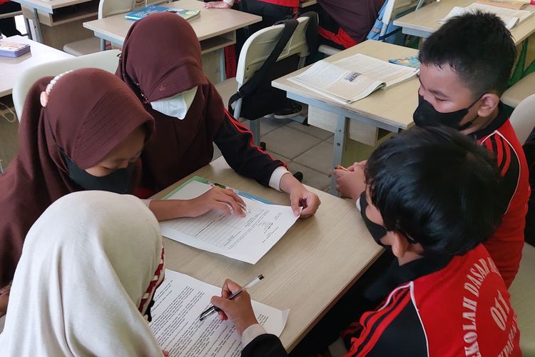 Ilustrasi siswa belajar Bahasa Indonesia