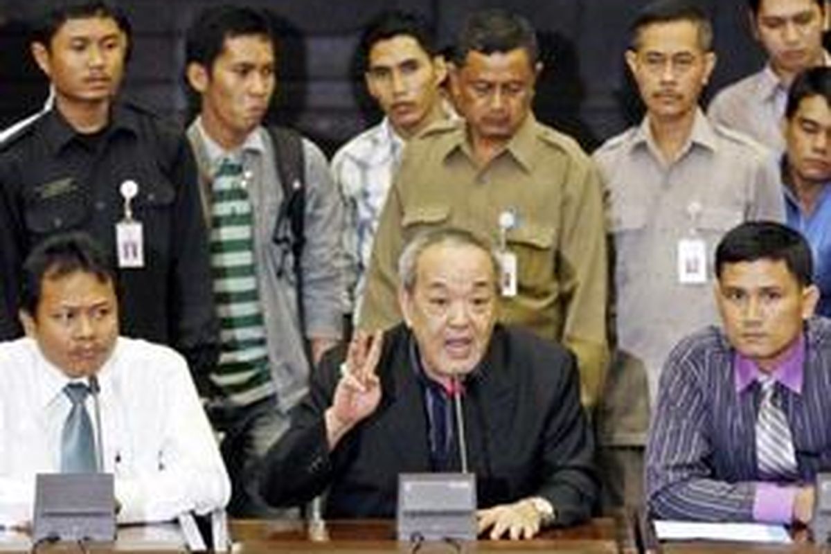 Anggodo Widjojo akhirnya memenuhi panggilan Tim Independen Verifikasi Fakta dan Proses Hukum atas Kasus Bibit Samad Rianto dan Chandra M Hamzah atau sering disebut Tim Delapan di Gedung Dewan Pertimbangan Presiden, Jakarta Pusat, Kamis (5/11). 