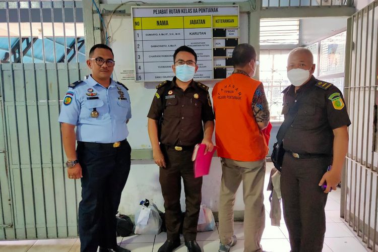 Kejaksaan Negeri (Kejari) Pontianak  menahan seorang mantan pegawai negeri sipil (PNS) di Kantor Pelayanan Kekayaan Negara dan Lelang) Pontianak, Kalimantan Barat (Kalbar) berinisial AM. 