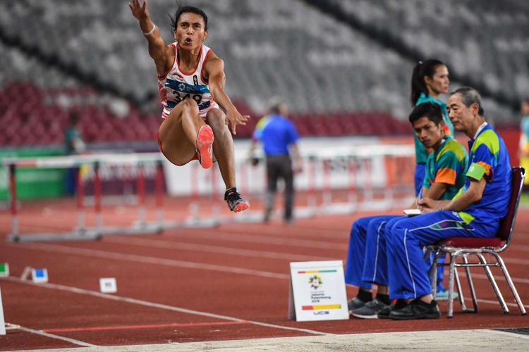 Atlet Indonesia, Maria Londa saat tampil pada babak final lompat Jauh Putri Asian Games 2018 di Stadion Utama Gelora Bung Karno, Senayan, Jakarta Pusat, Senin (27/8/2018). Maria Londa gagal meraih medali emas.