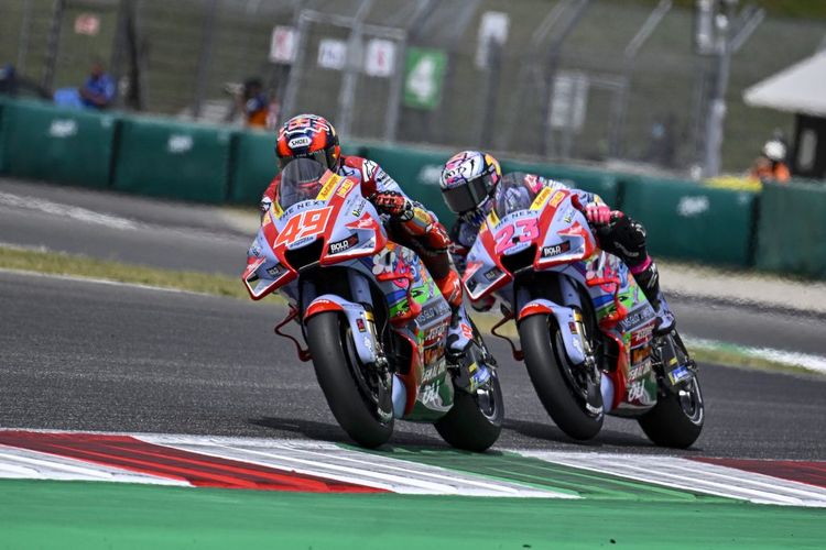 Kedua pebalap Gresini Racing, Enea Bastianini dan Fabio Di Giannantonio, saat berlaga pada MotoGP Italia 2022