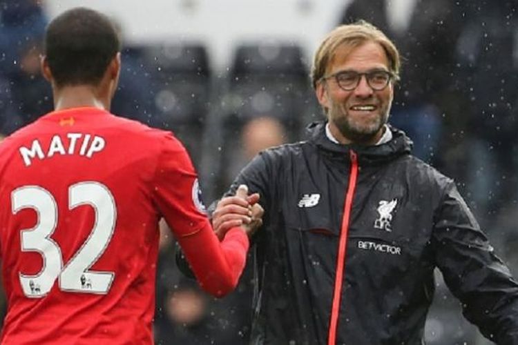 Joel Matip bersalaman dengan manajer Juergen Klopp saat Liverpool bertanding ke markas Swansea City pada 1 Oktober 2016. 