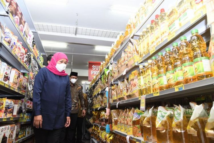 Gubernur Jawa Timur Khofifah Indar Parawansa meninjau tempat penjualan minyak goreng di sejumlah toko ritel di Sidoarjo 