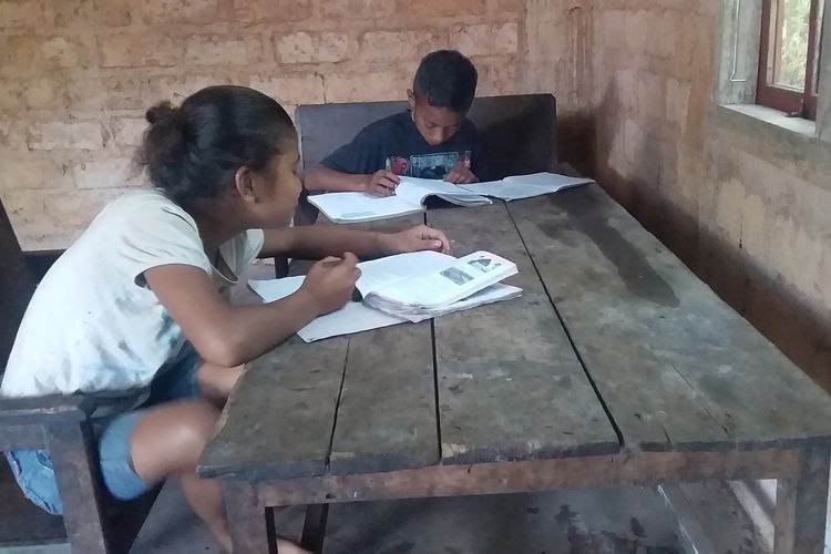 Foto : Saat Vensilias Deki dan Sofia Rolin, para pelajar SMP asal Desa Golo Wune, Kecamatan Poco Ranaka, Kabupaten Manggarai Timur, NTT belajar di rumah mereka, Selasa (5/4/2020).