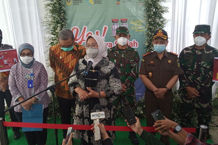 Bupati Bogor Ade Yasin saat menghadiri Pencanangan Vaksinasi Covid-19 di Puskesmas Cimandala, Kecamatan Sukaraja, Kabupaten Bogor, Jawa Barat, Kamis (28/01/2021).